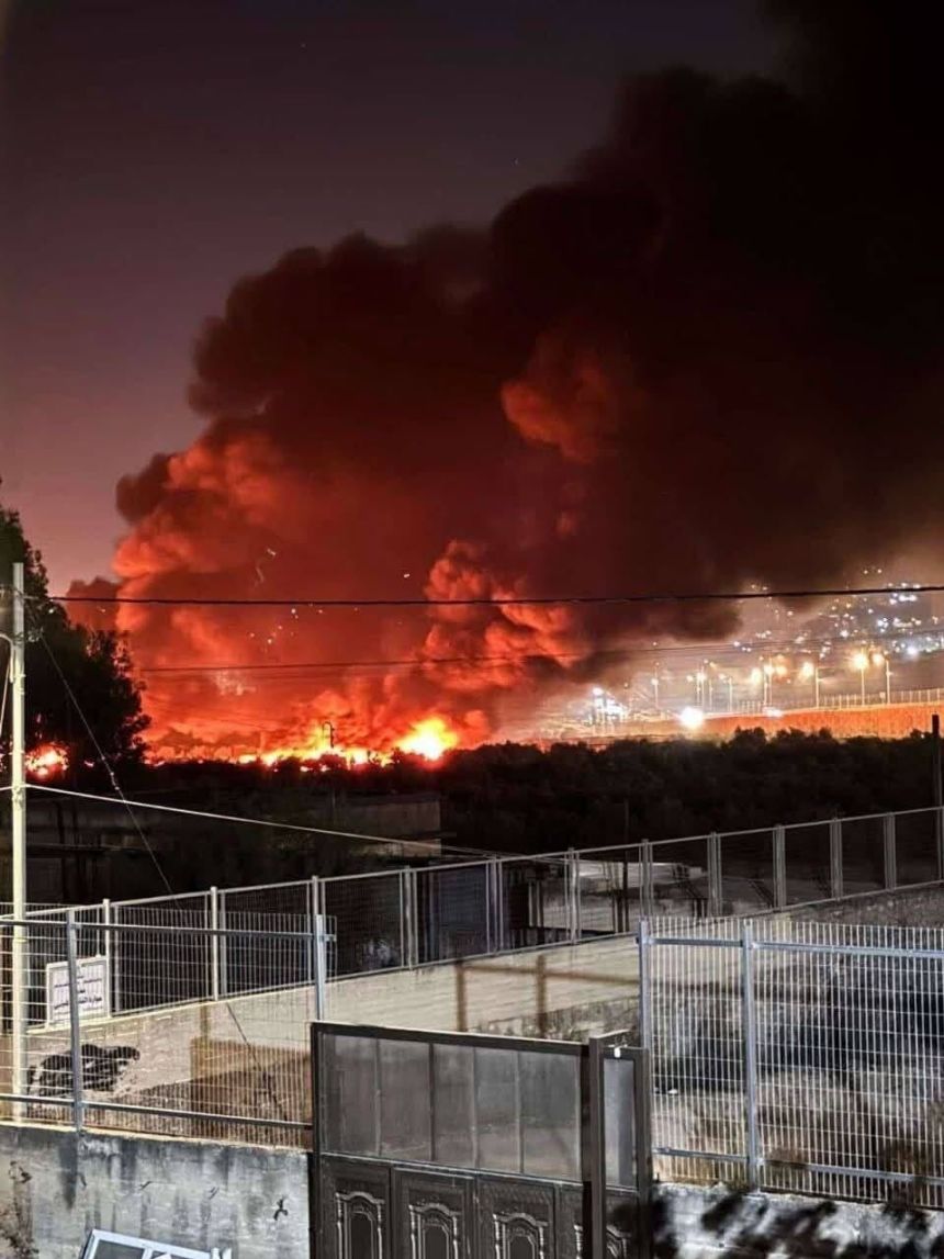 Заселници запалват коли.