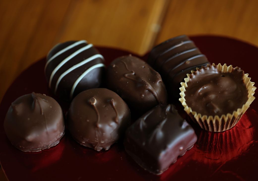 Шоколадът скъп.
