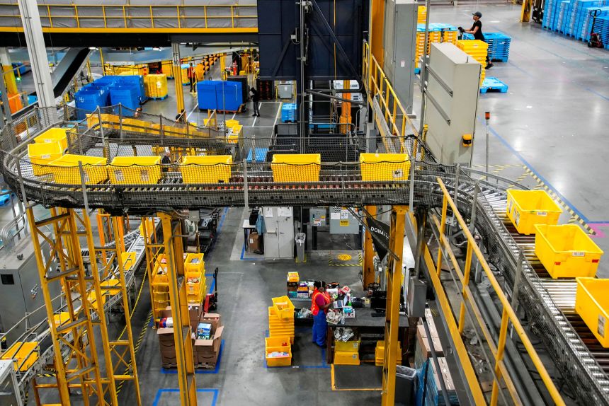 Amazon Надмина Walmart
