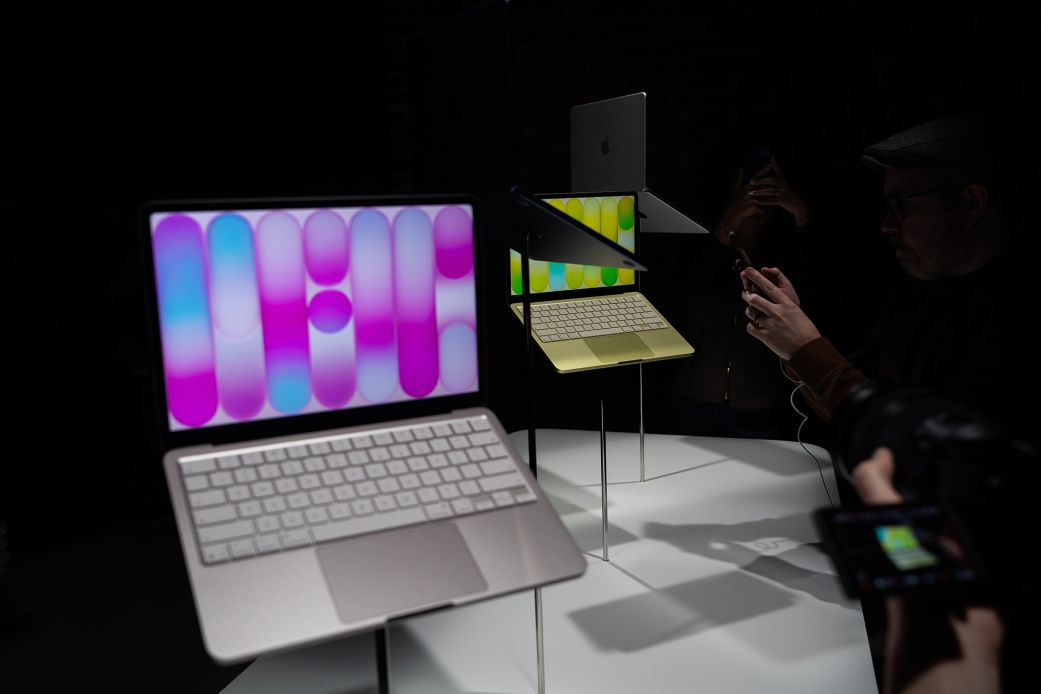 Apple MacBook Neo (Нов)
