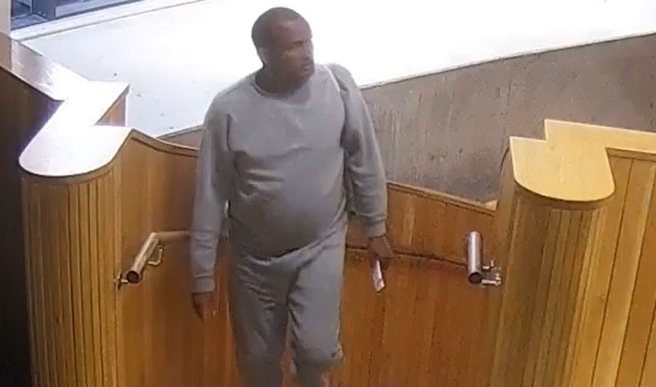 Затворникът избяга.
