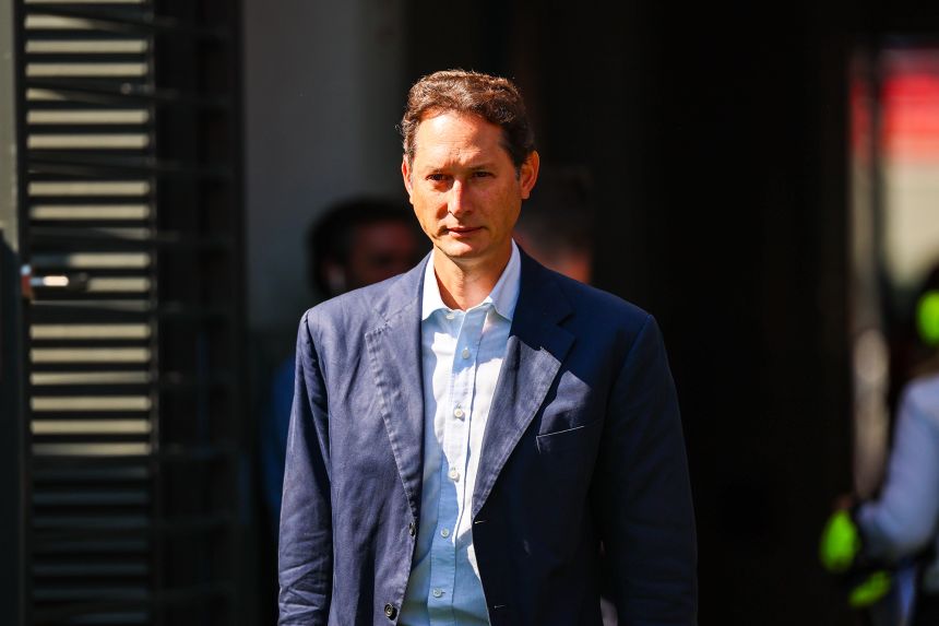 Elkann Урегулира Данъчен Спор