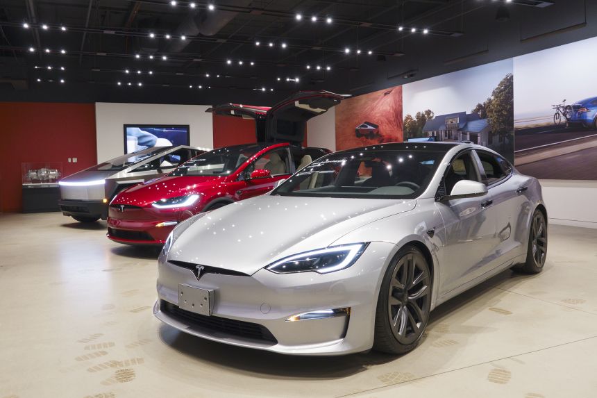 Tesla's Rising Sales (Бизнесът на Tesla расте)
