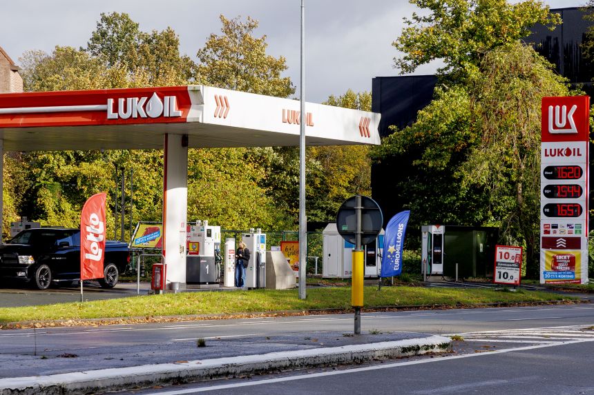 Лукойк продава активи
