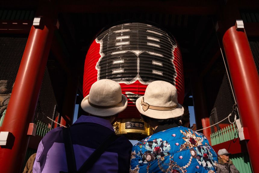 Лили беше разочарована от отменения концерт на Коки в Пекин, причинен от дипломатически напрежения.