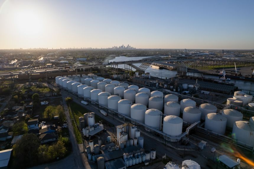 Петролът се покачва