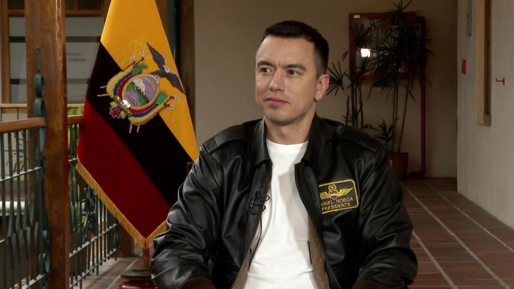 Еквадорският президент Нобоа се сблъсква с нарастващи заплахи, включително опити за убийство с отровни химикали, докато се опитва да се бори с престъпността и да подобри имиджа си.