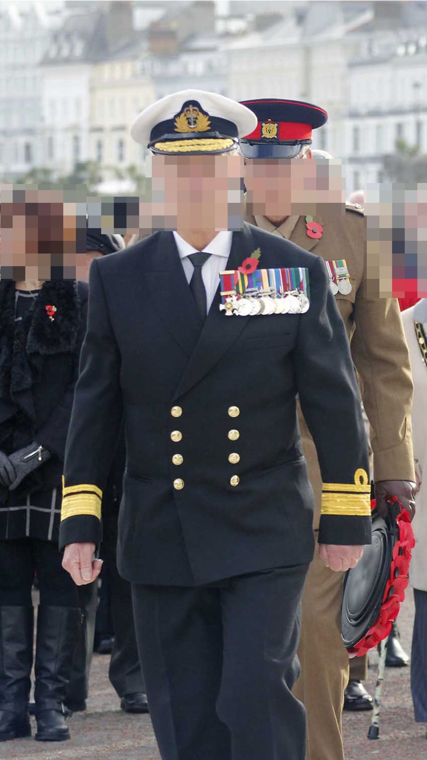 Уелс: Арест за униформи