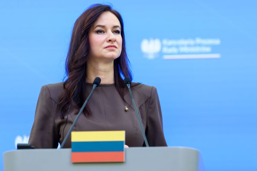 Литва затваря границата.