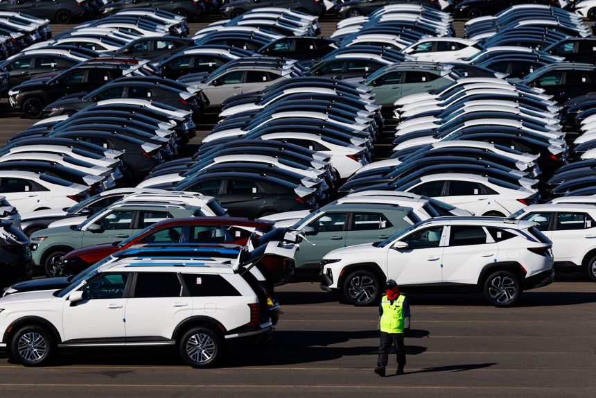 Тръмп повишава тарифите.